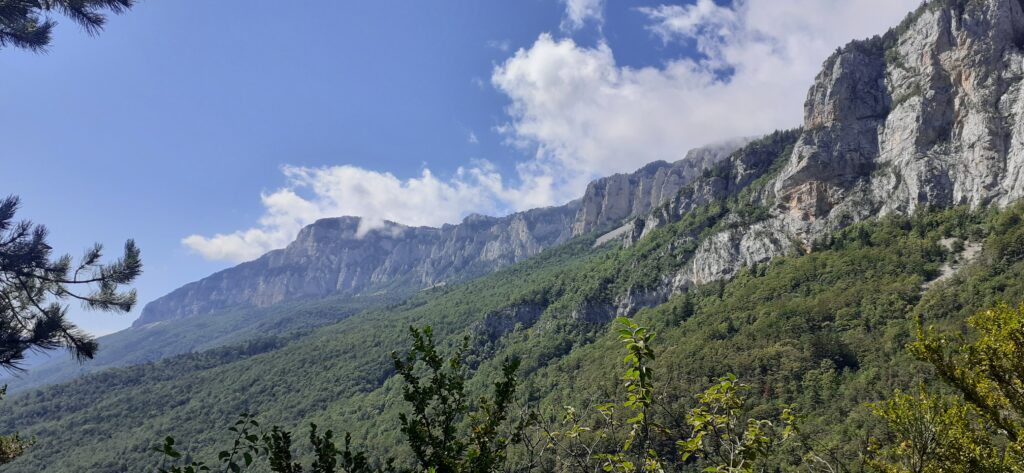 Les montagnes apprennent l'humilité, mais développent la curiosité. La noirceur de l'âme humaine est un gouffre à explorer.