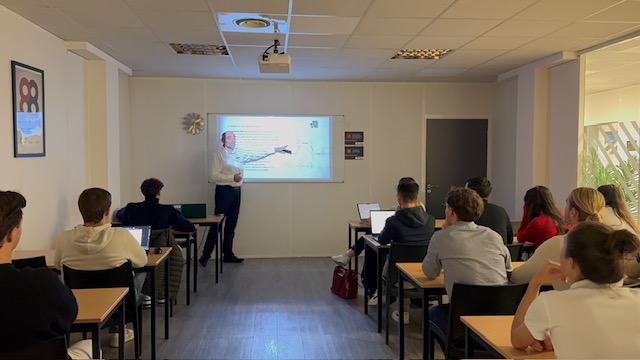 Former des adultes, c'est apprendre à écouter les silences, déchiffrer les fragilités et comprendre les résistances. C'est observer la noirceur de l'âme humaine.